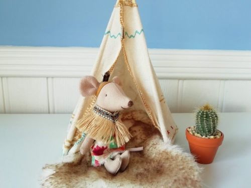 Maileg, Little Sister with feather and Tent Set