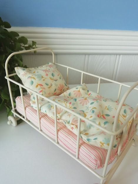 Maileg, Baby Cot Metal - Micro Size (Floral Set)
