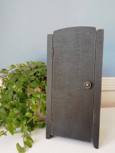 Maileg, Vintage Closet w Hangers, Mini - Anthracite
