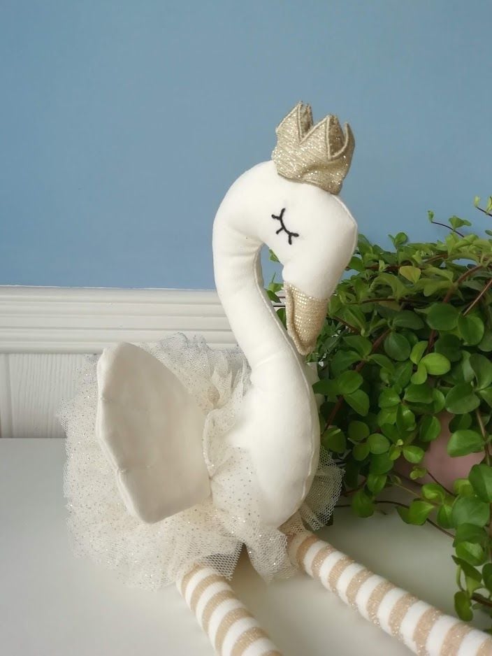 Wilberry, White Dancing Swan w Gold Crown