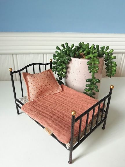 Maileg, Vintage bed, Mouse - Anthracite (spotty pillow)