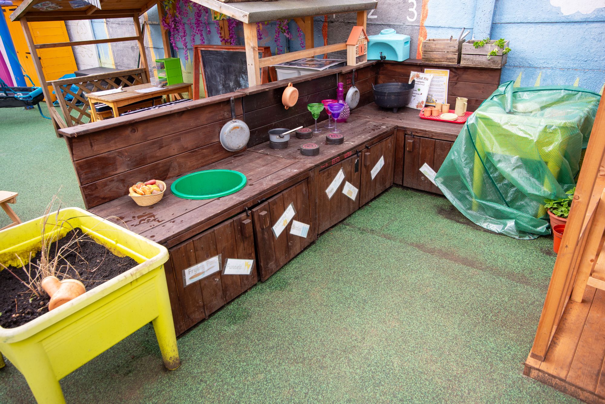 mud kitchen*