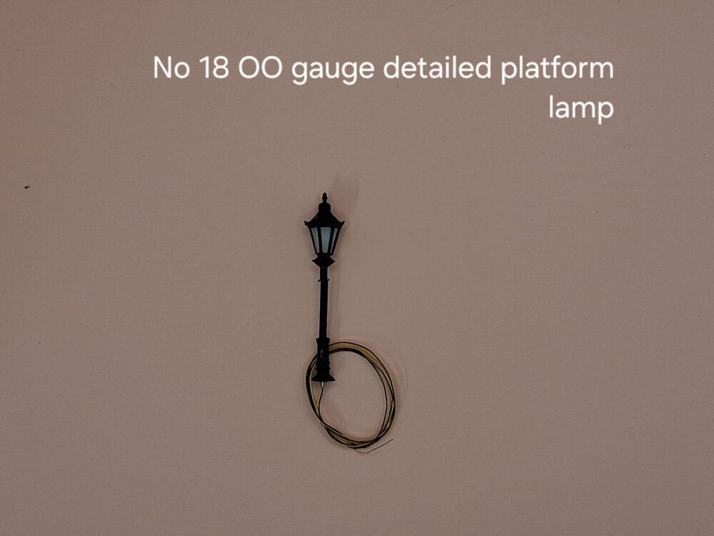 018 No 18 - 3V antique platform lamp OO gauge