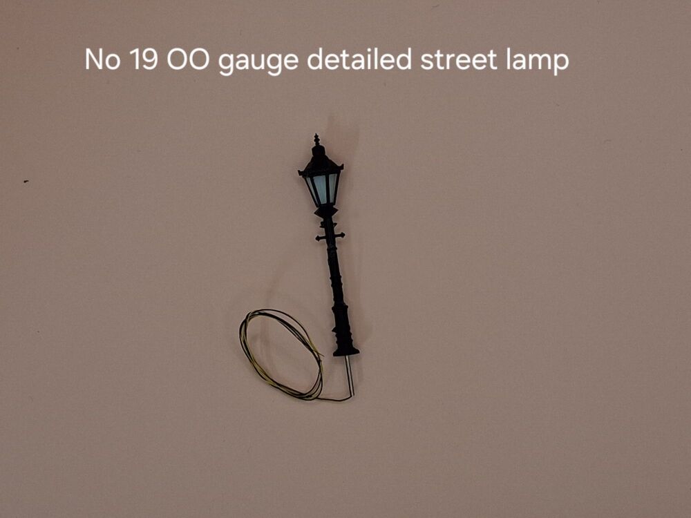 019 No 19 - 3V antique street lamp OO gauge