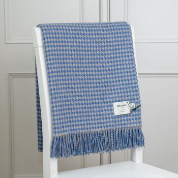 BRONTE by Moon Houndstooth Blue & Natural Throw in 100% Merino Wool