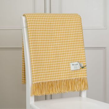 BRONTE by Moon Houndstooth Buttercup & White Throw in 100% Merino Wool