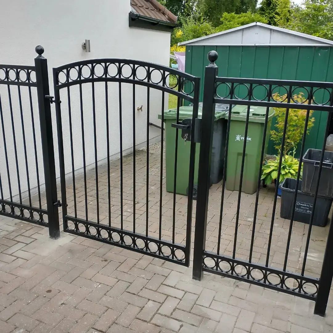 York Gates curved top gate and railings cw rings