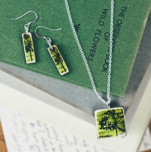 Green pendant necklace and earrings set