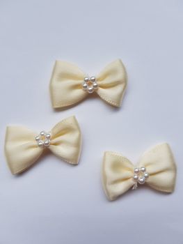 Cream Bow with Bead Centre (Pack of 5)