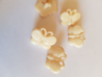 Beige Butterfly Button 18mm (pack of 10)