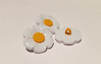 White / Yellow Daisy Button 22mm (Pack of 3)