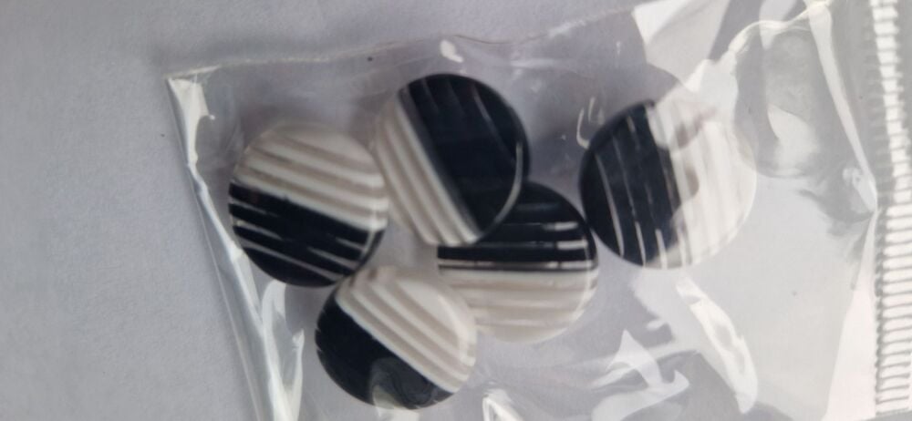 Black / White Shank Buttons  15mm (Pack of 5)