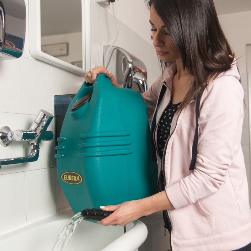 EASY EMPTY AND REFILL Eureka E36