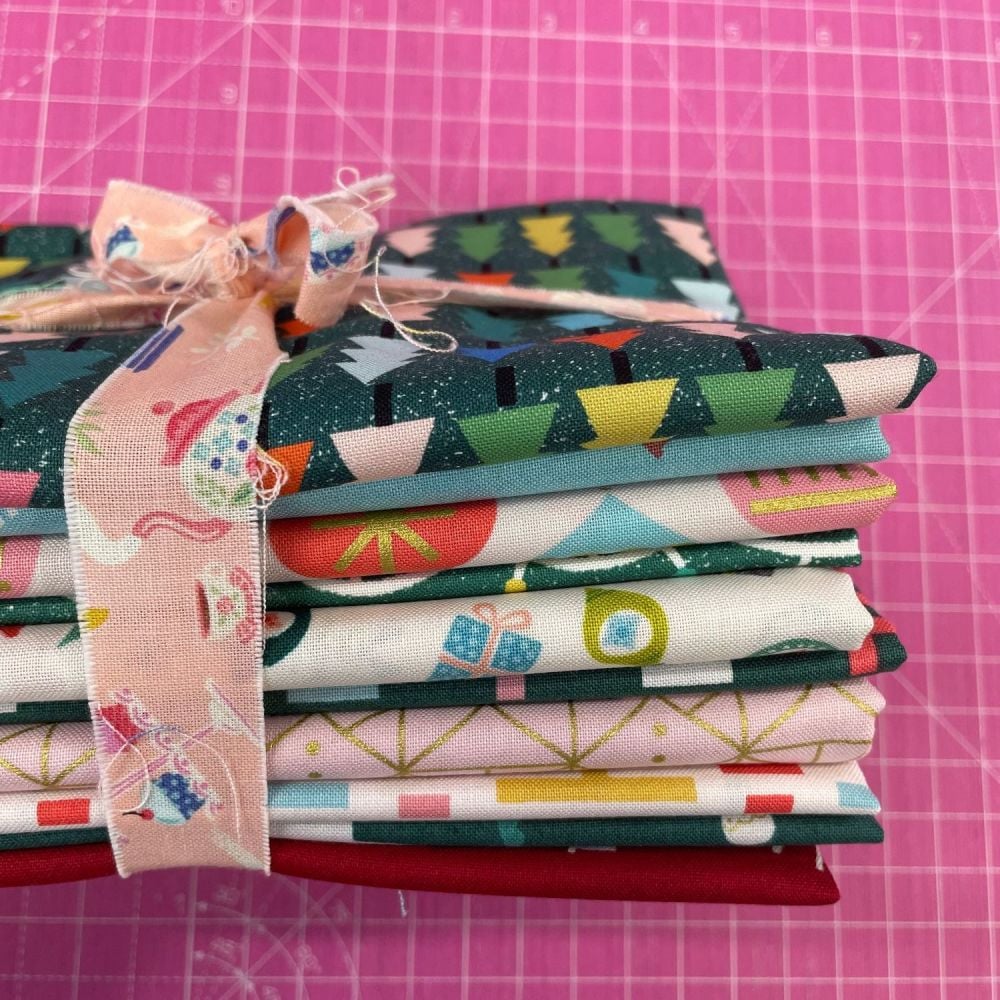 DESTASH Bundle Contemporary Christmas Modern Festive 10 Cotton Fabric Bundl