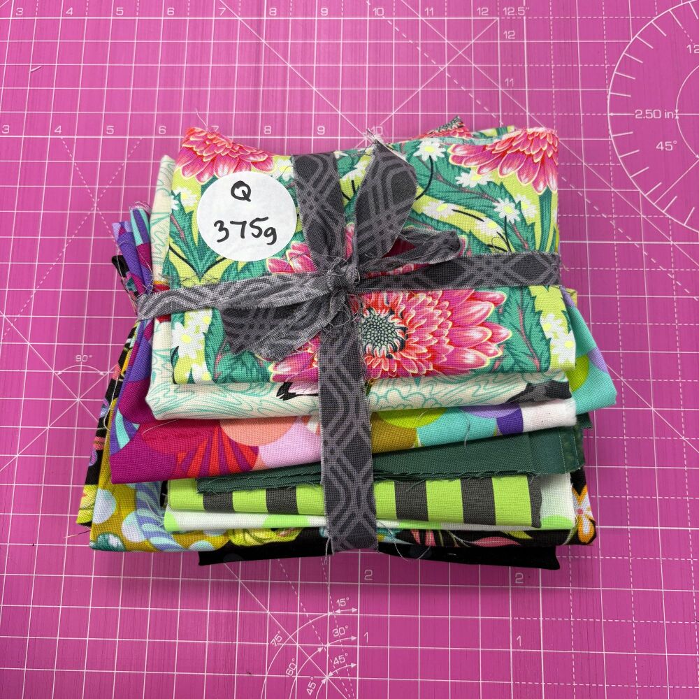 Tula Pink Scrap Pack Q 375g Stash Starter - Rainbow