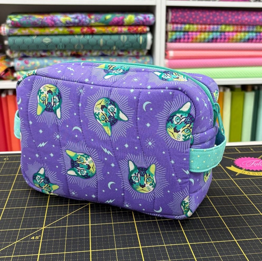 PRE-ORDER MARCH 2026 LJ Bag Makers Club 2.0 - By Annie Easy Does It Pouch Kit - Tula Pink Cheshire Cat Daydream FREE UK SHIPPING