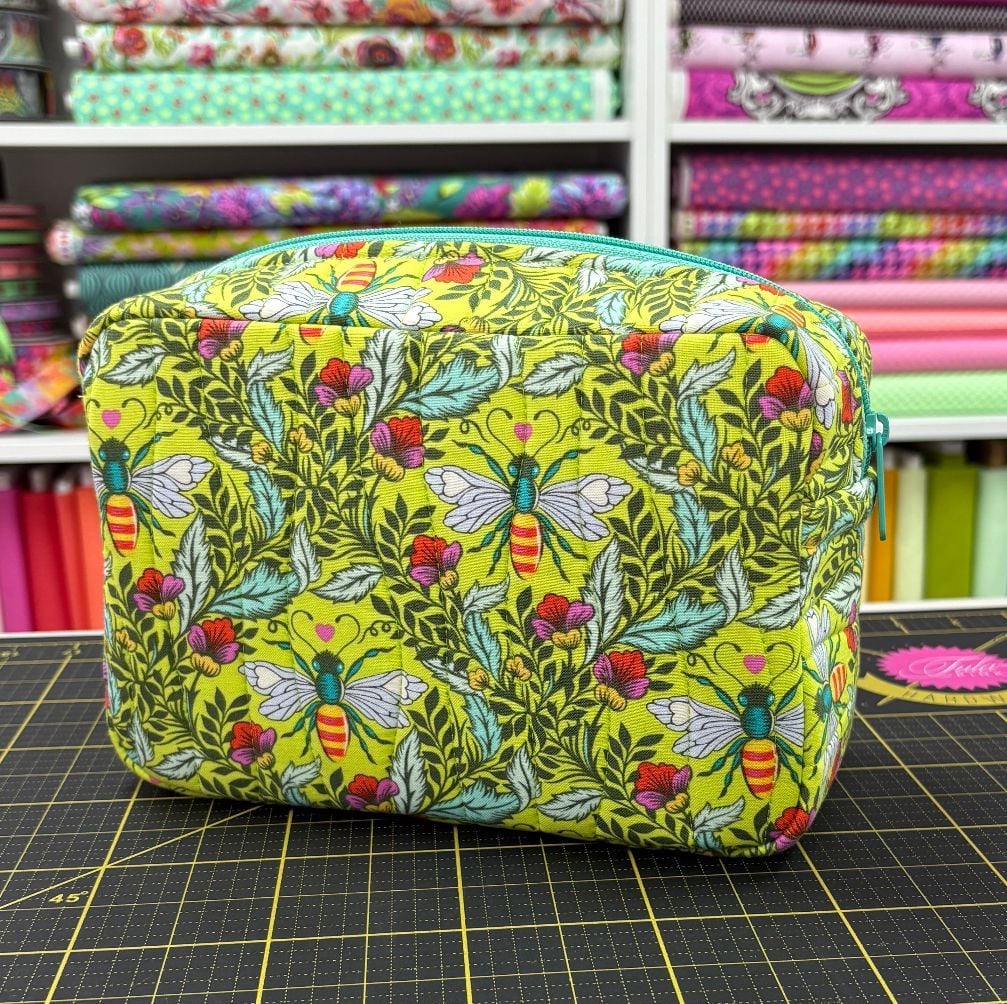 PRE-ORDER MARCH 2026 LJ Bag Makers Club 2.0 - By Annie Easy Does It Pouch Kit - Tula Pink Shake Your Honey Maker FREE UK SHIPPING