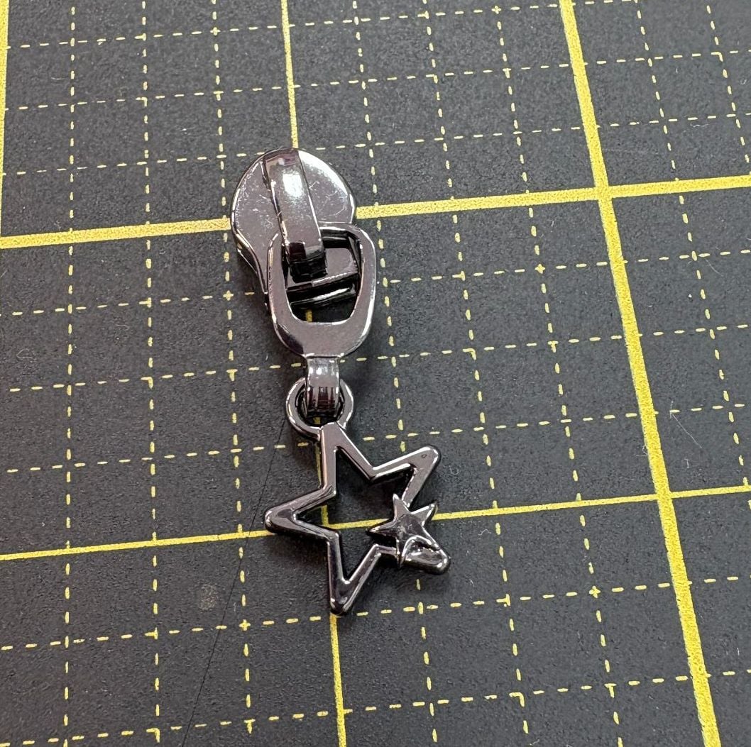 Sew Lovely Jubbly Gunmetal Double Star #5 Zipper Pulls - Pack of 5