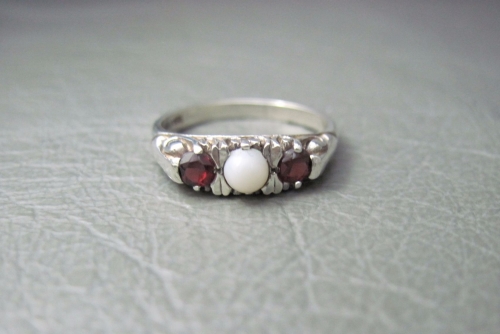 Vintage sterling silver trilogy ring with opal & garnet