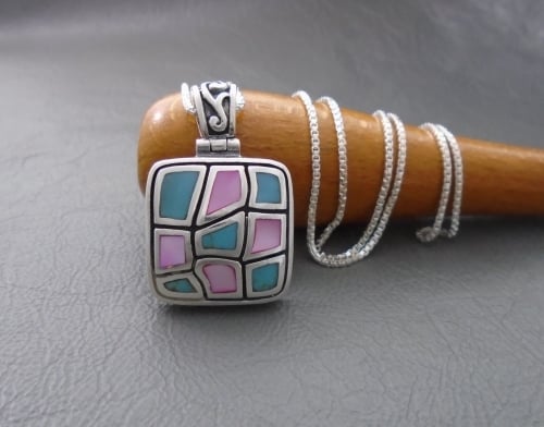Pretty sterling silver, howlite & Mother of Pearl necklace