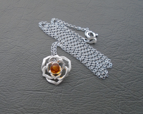 (NEW) Cut-out sterling silver flower head necklace with amber