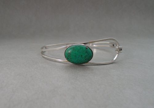 Sterling silver & green gemstone bangle