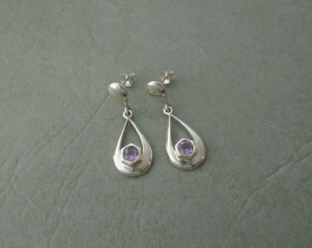 Sterling silver graduated teardrop earrings set with amethyst