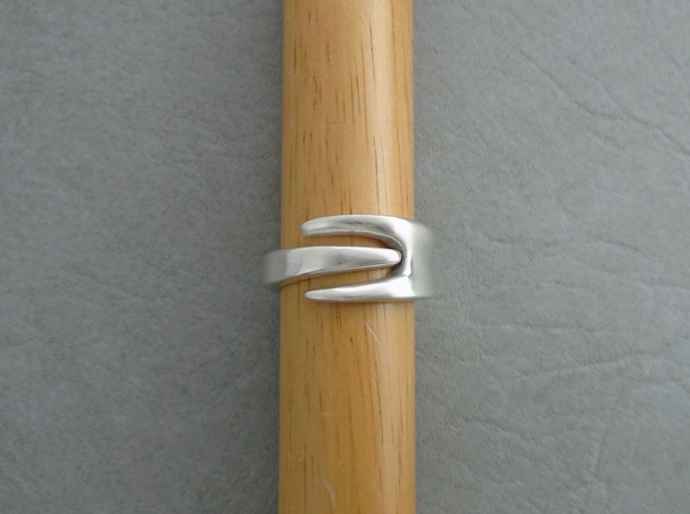 Solid sterling silver interlocked spikes ring