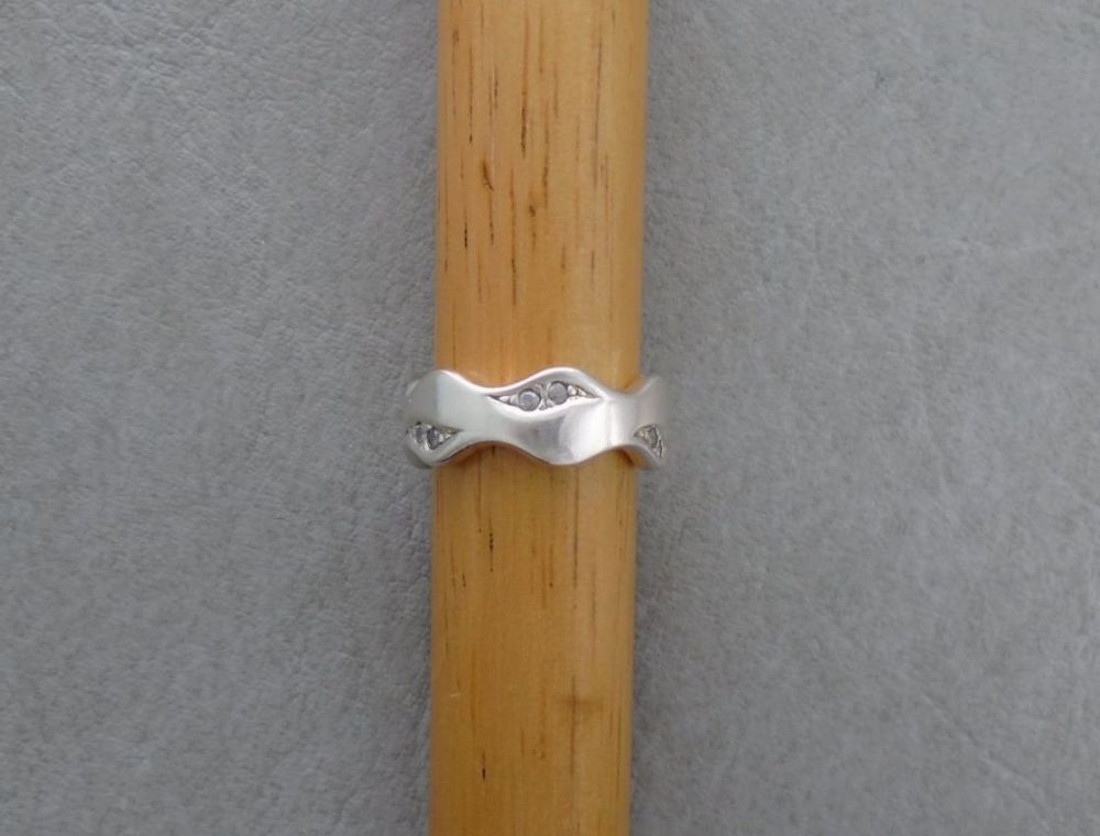 Thick sterling silver wave band ring with stone detail