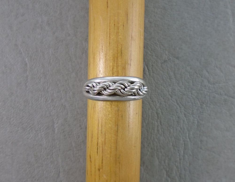 Unusual sterling silver ring with rope chain detail