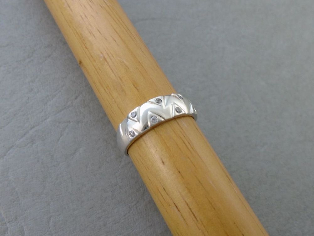 Sterling silver ring with a stone set zigzag