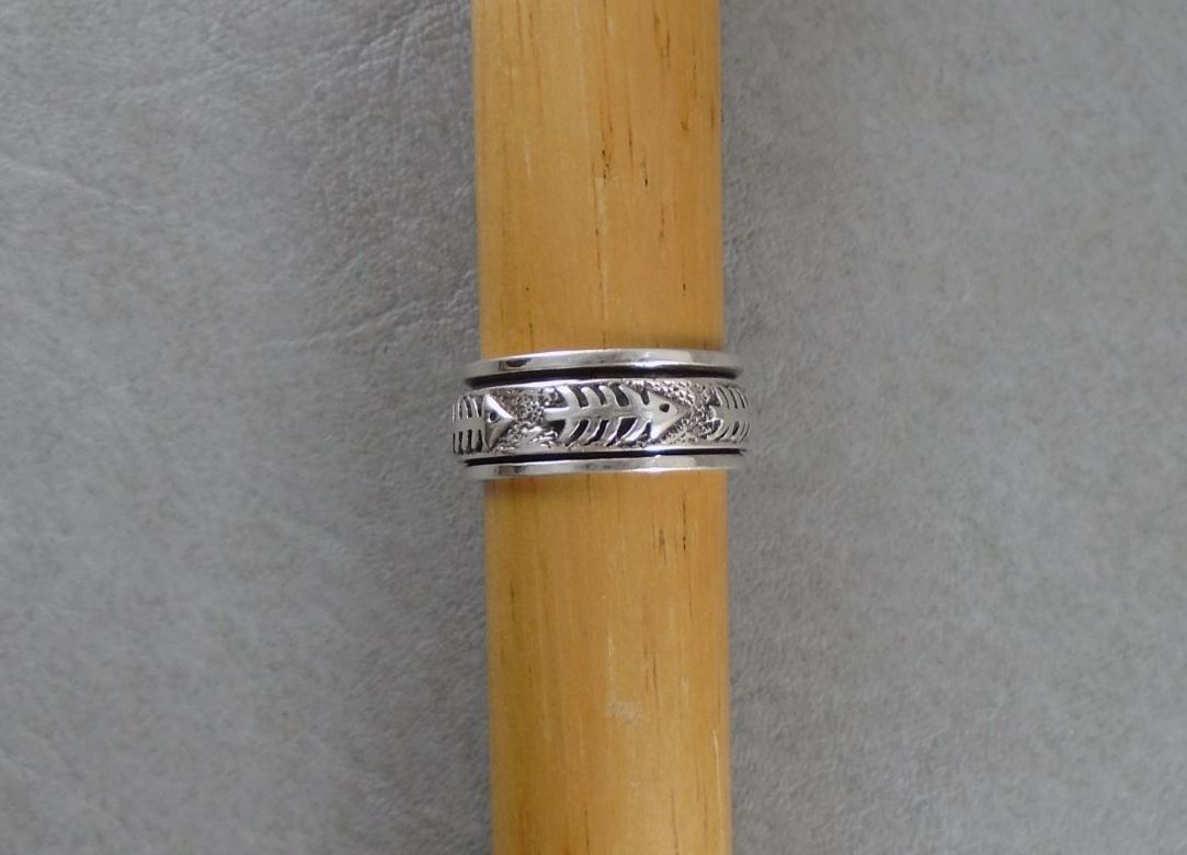 Quirky sterling silver spinner ring with fish bones!