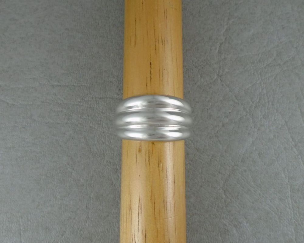 Graduated sterling silver ripple ring