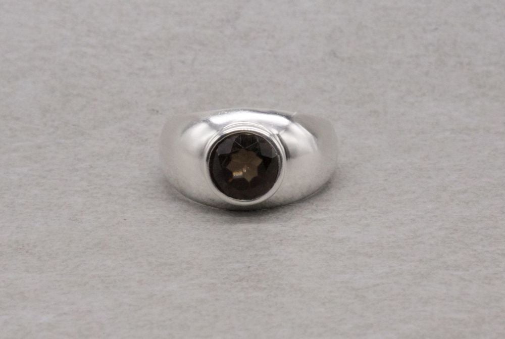 Graduated sterling silver ring with a faceted brown stone