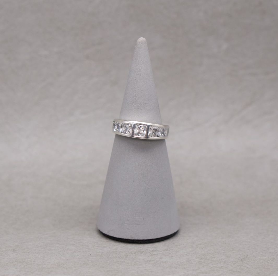 Graduated sterling silver ring with square stones
