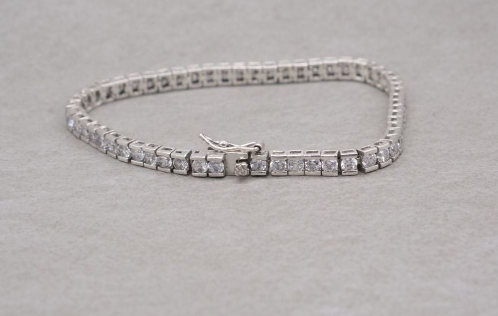 Sterling silver & clear stone tennis bracelet with safety clasp