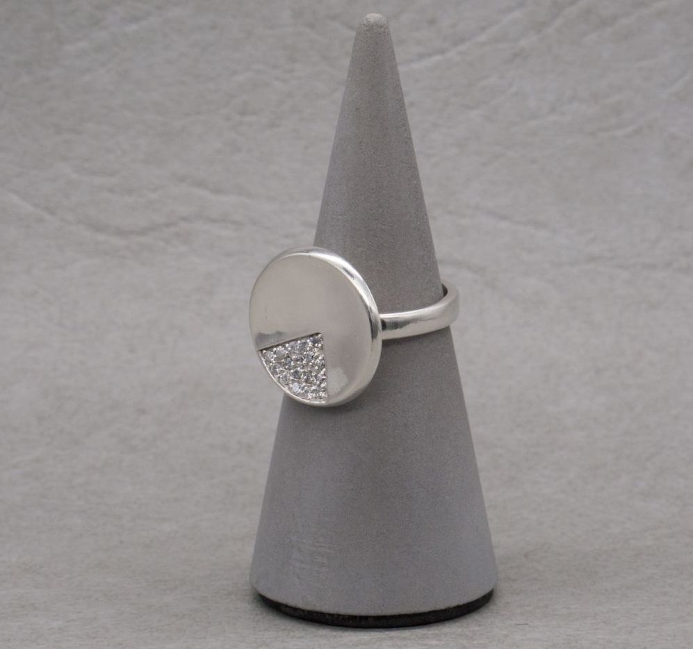 Sterling silver 1/4 stoned disc ring