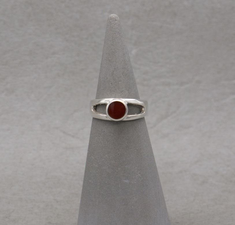 Sterling silver & carnelian ring with split shoulders