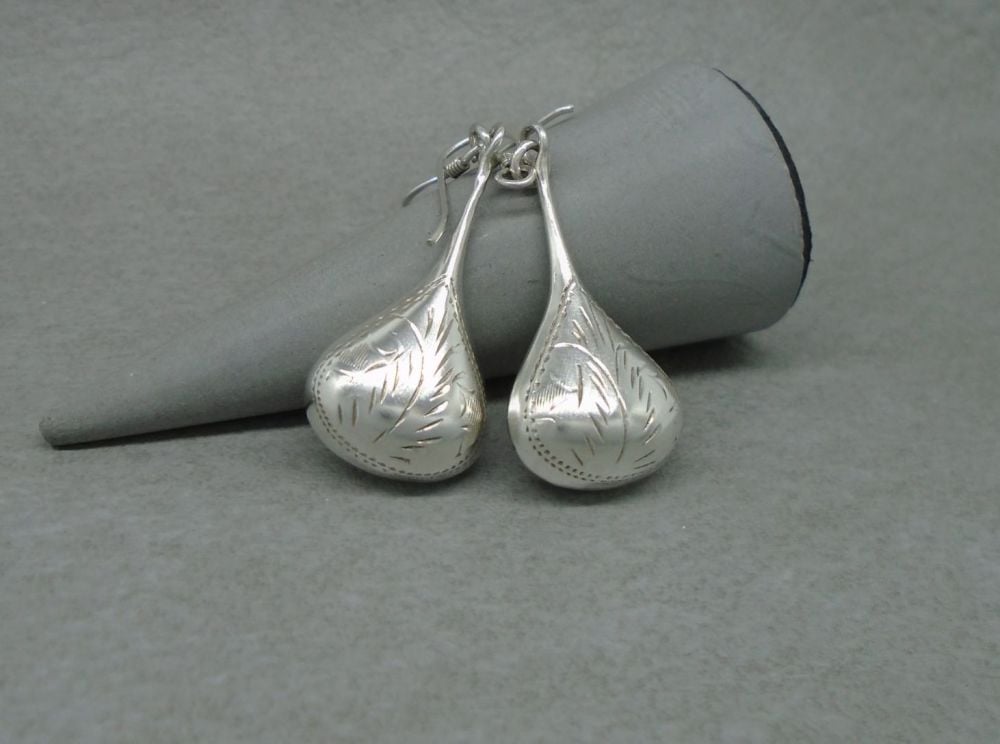 Vintage sterling silver engraved teardrop earrings