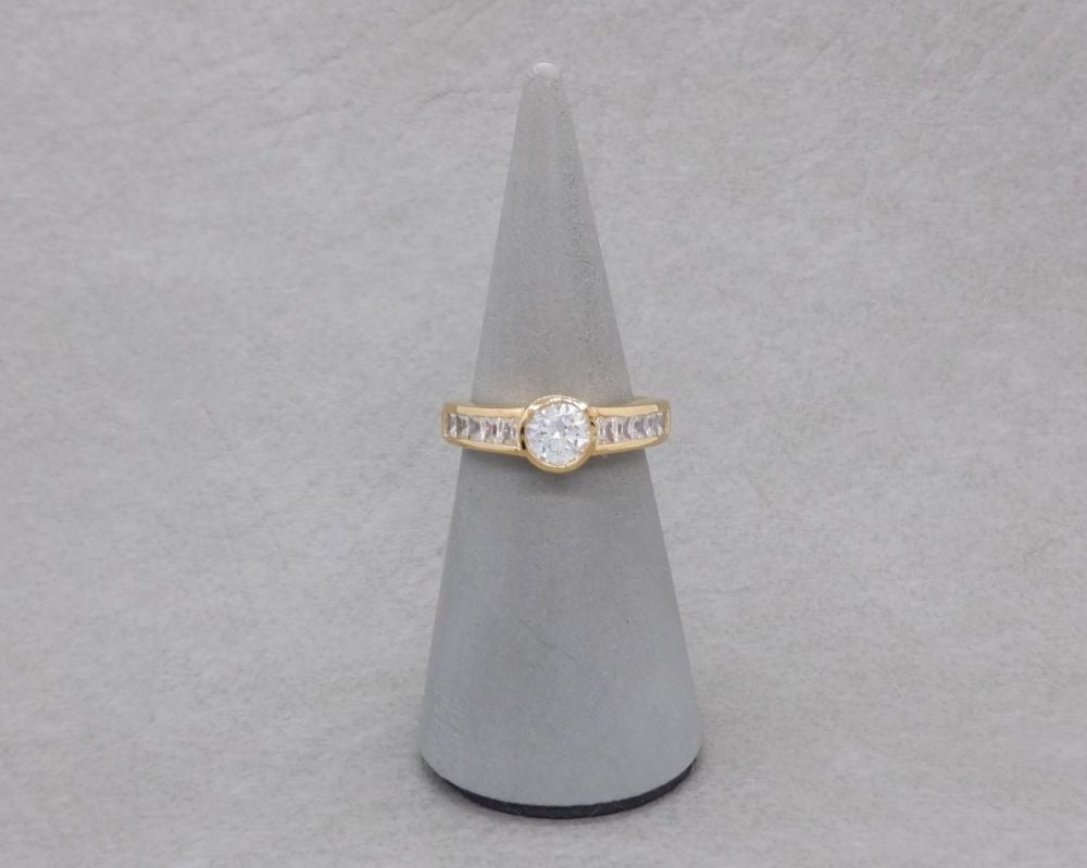 Elegant gilt sterling silver ring with clear stones