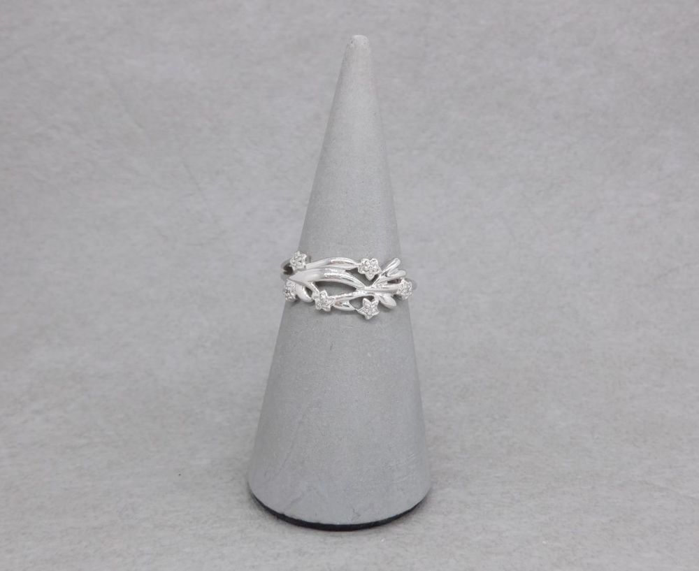 9ct white gold & diamond floral ring