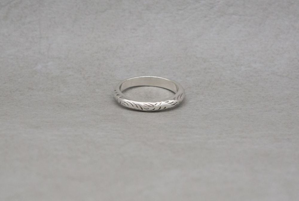 Vintage sterling silver ring with an engraved pattern