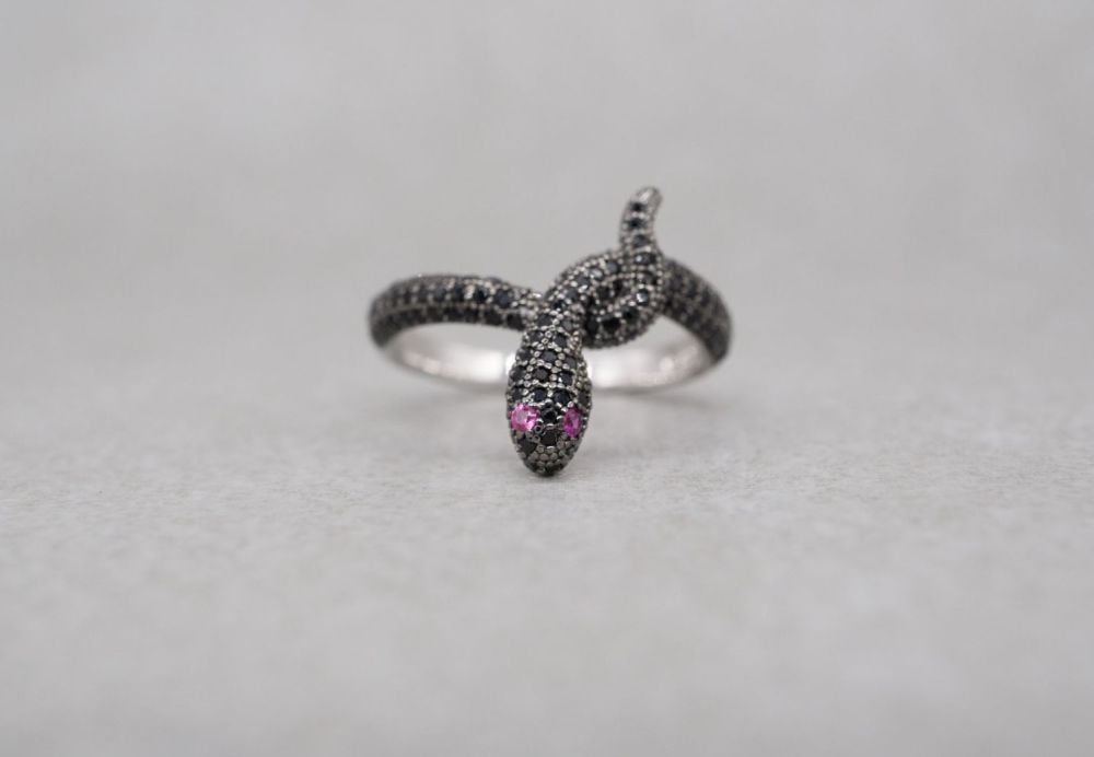 Unusual sterling silver & black spinel snake ring with pink eyes (J)
