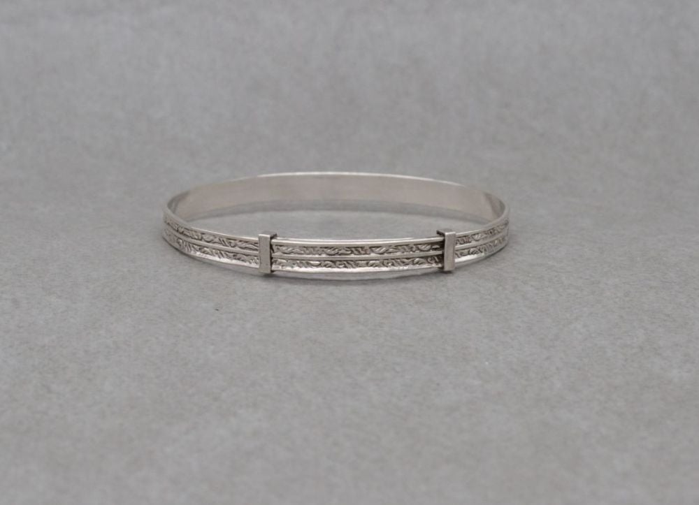 Sterling silver expanding child's bangle with chased pattern