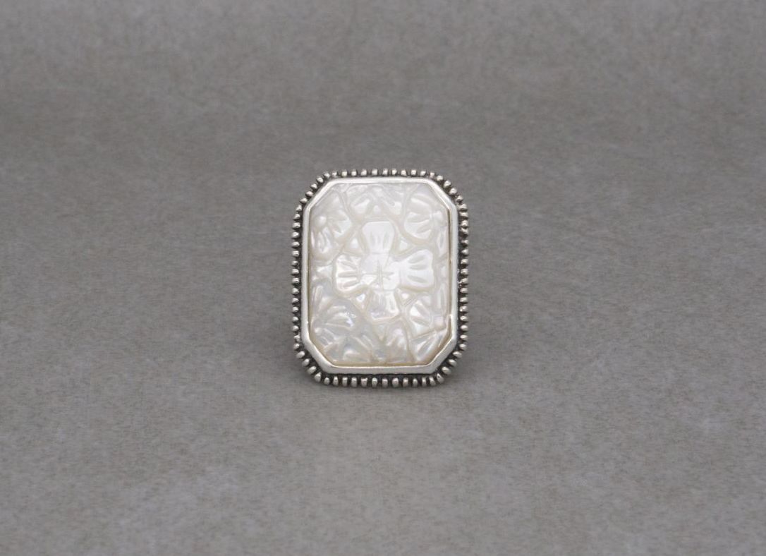 Beautiful sterling silver & carved mother of pearl ring