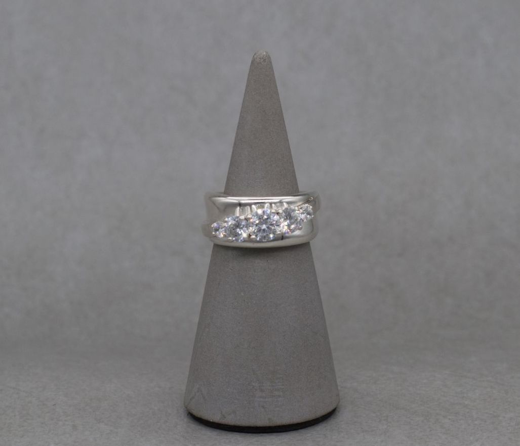 Unusual bold sterling silver graduated stone ring