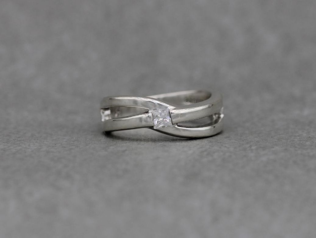 Sterling silver cross-over ring set with a single square stone