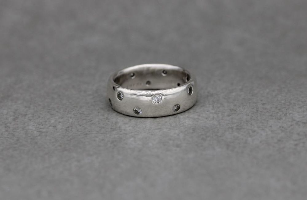 Sterling silver & clear stone 'D' profile band ring