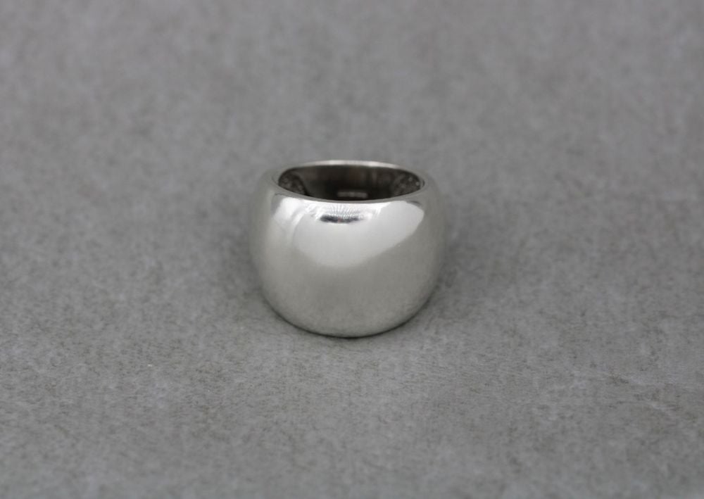 Bold graduated sterling silver ring