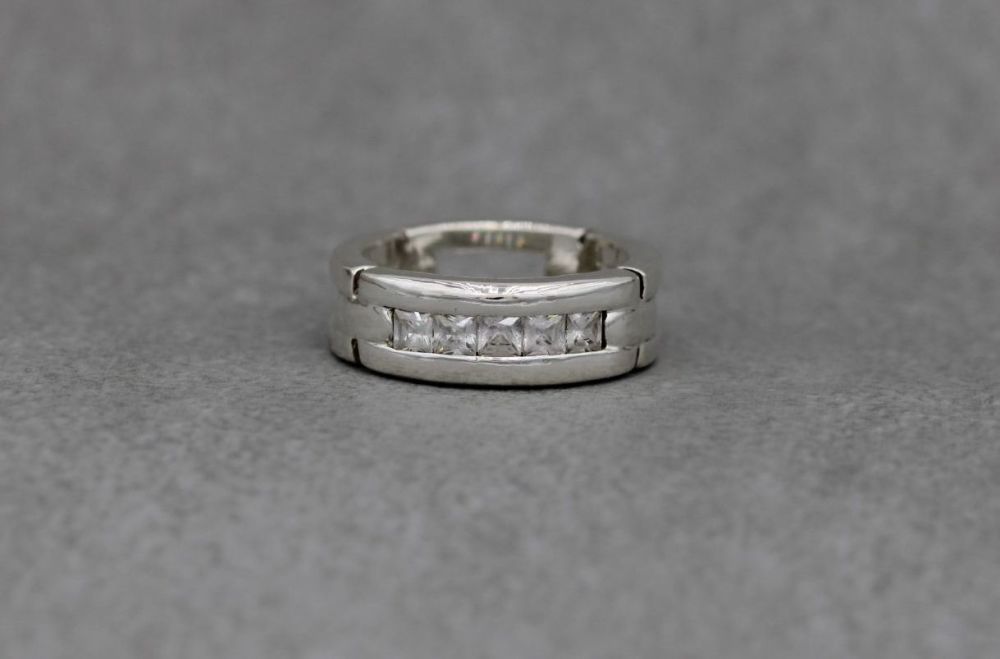 Sterling silver chain link effect ring, ¼ set with square stones